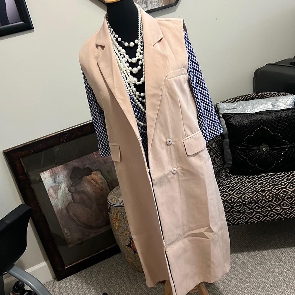Cool vest, a perfect option for your professional dress. It’s easy!